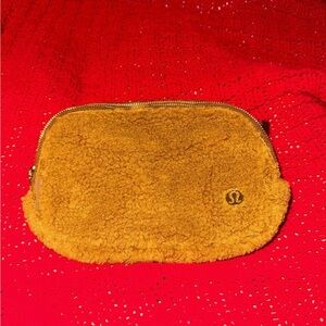 lululemon athletica Sherpa Pouch - Mustard Yellow